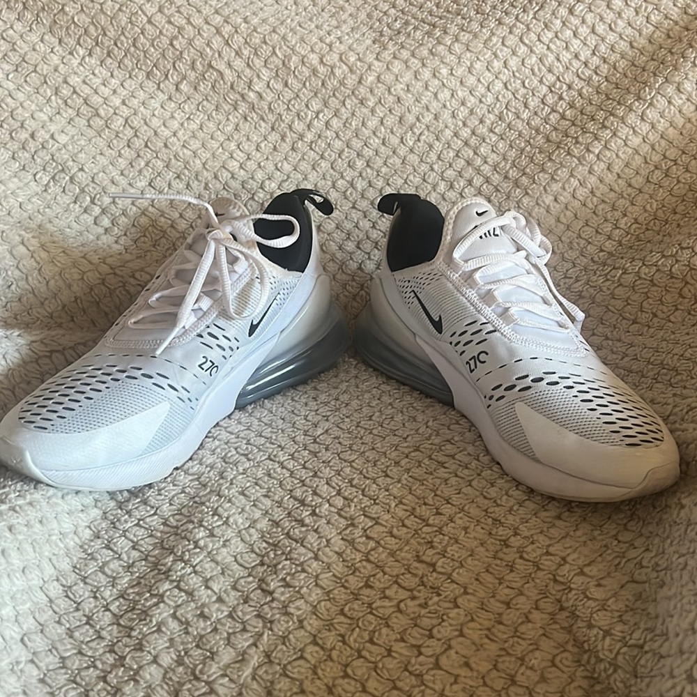 Women’s 8 Nike air max 270. EUC. Barely worn